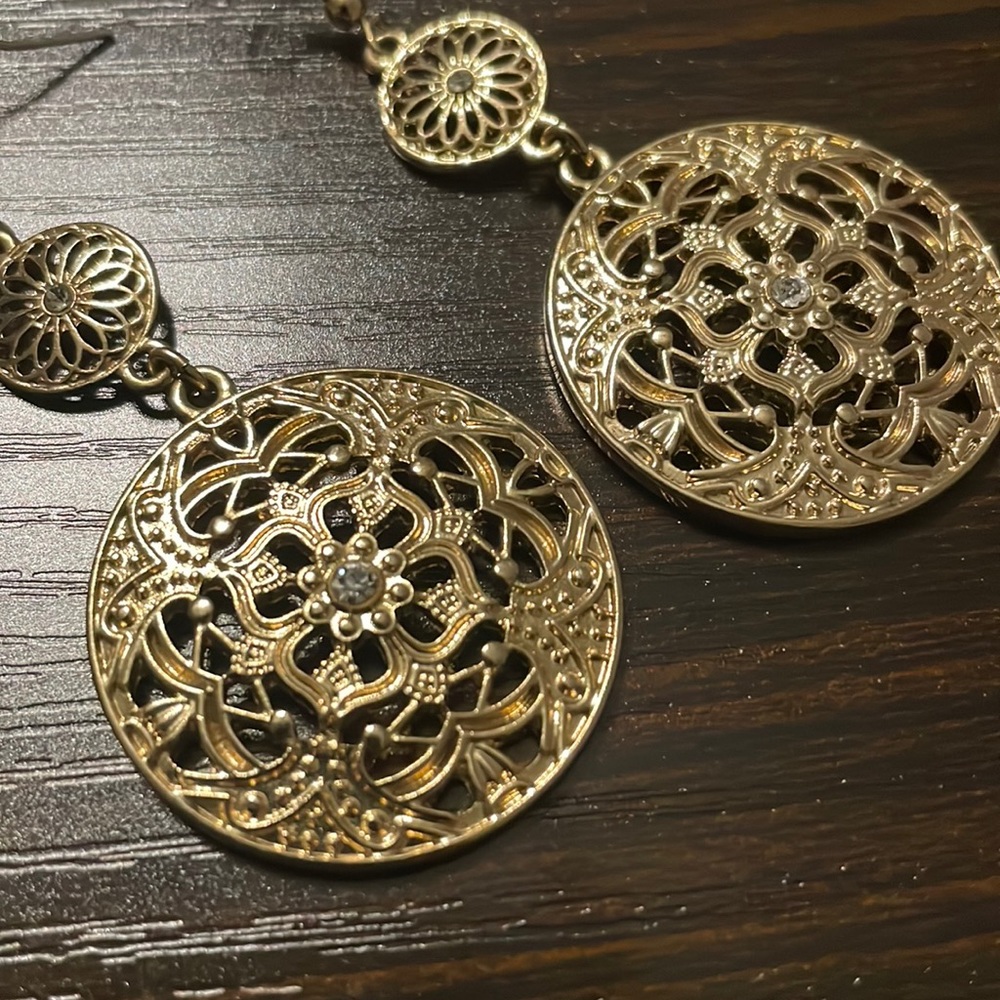 Gold dangly‎ earrings